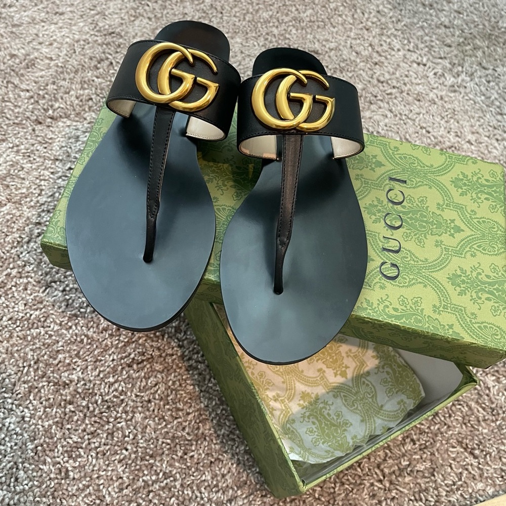 Authentic GUCCI black double G thong sandals 37 worn once excellent condition